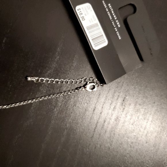 🌺 3/25 NWT silver chain medallion necklace - Picture 4 of 6